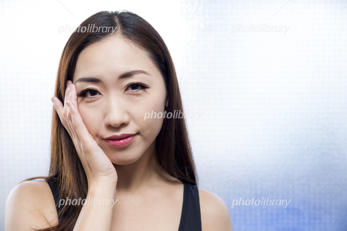 頬に手を添える仕草の深層心理！男女の脈ありサインと本音の見分け方