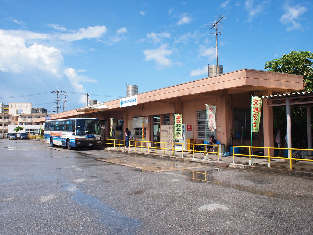 【現地取材】沖縄北部の移動革命、中心に立つ「名護バスターミナル」が2026年に見せた劇的進化と旅人のリアル