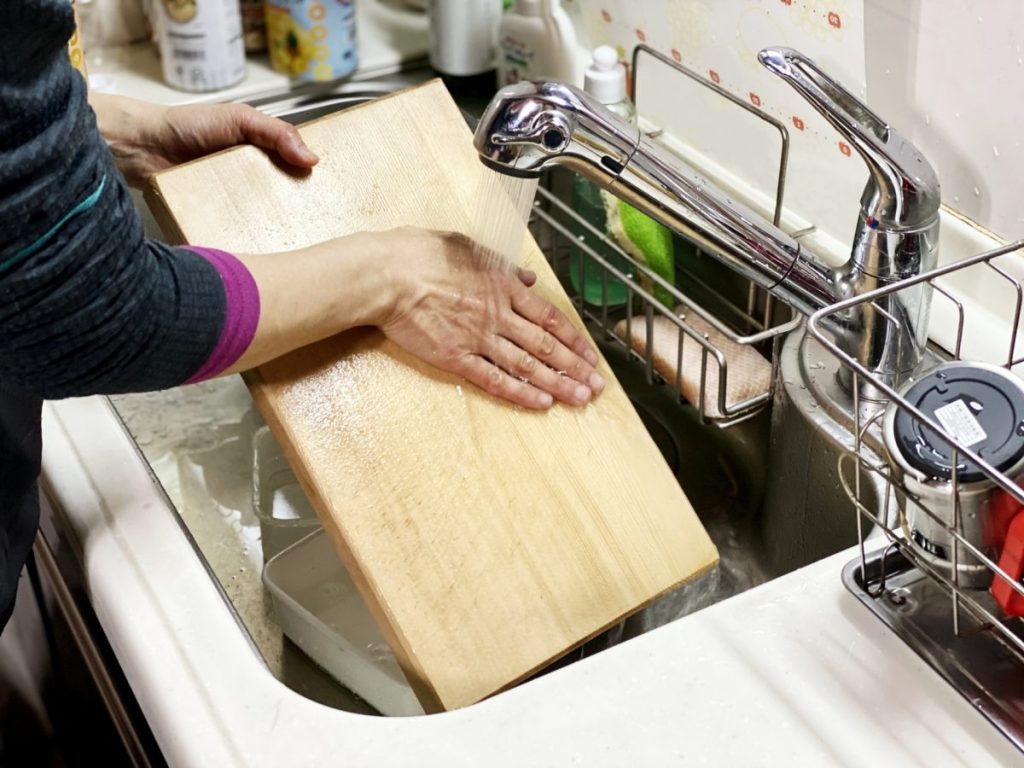 立て板に水とは？意味と語源・ビジネスでの誤用を防ぐ使い方を解説