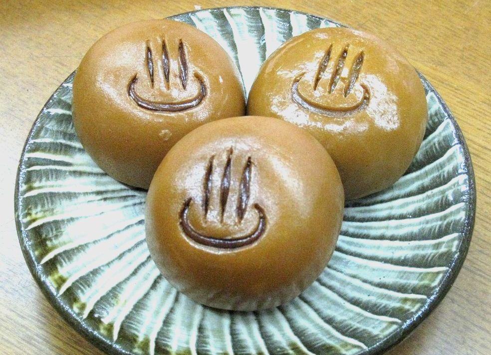 温泉まんじゅうとは？茶色い由来と発祥の謎、普通の饅頭との違い
