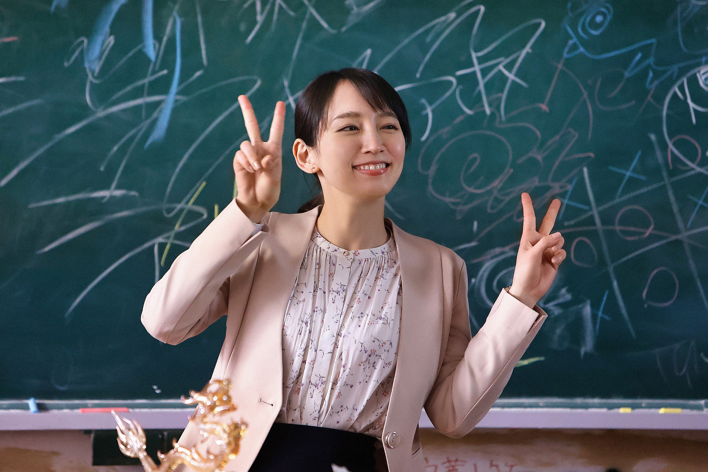 吉岡里帆「先生役」の魅力と恩師の真相！書道八段の原点と最新評価