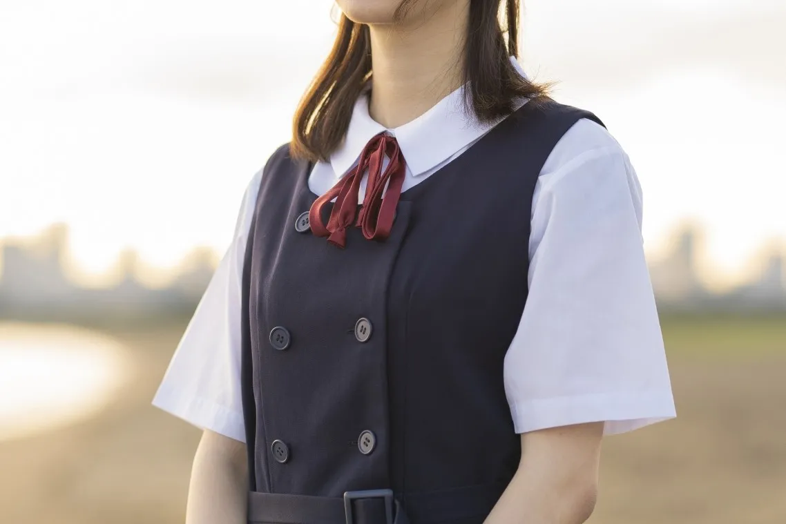 夏の葬儀服装マナー完全ガイド！半袖ノーネクタイの可否と猛暑対策