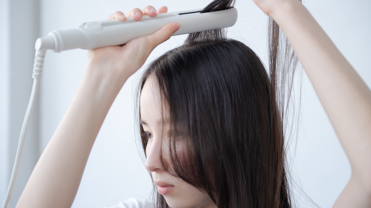 縮毛矯正後のヘアアイロンはいつから？取れる噂の真相と2026年最新ケア