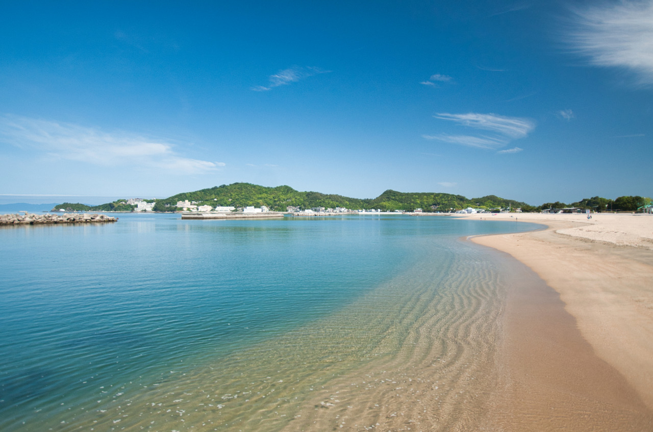 【2026年最新】圧倒的な透明度と万葉の歴史が織りなす和歌山「片男波海水浴場」 今夏ファミリーや若者が集う理由を徹底解剖
