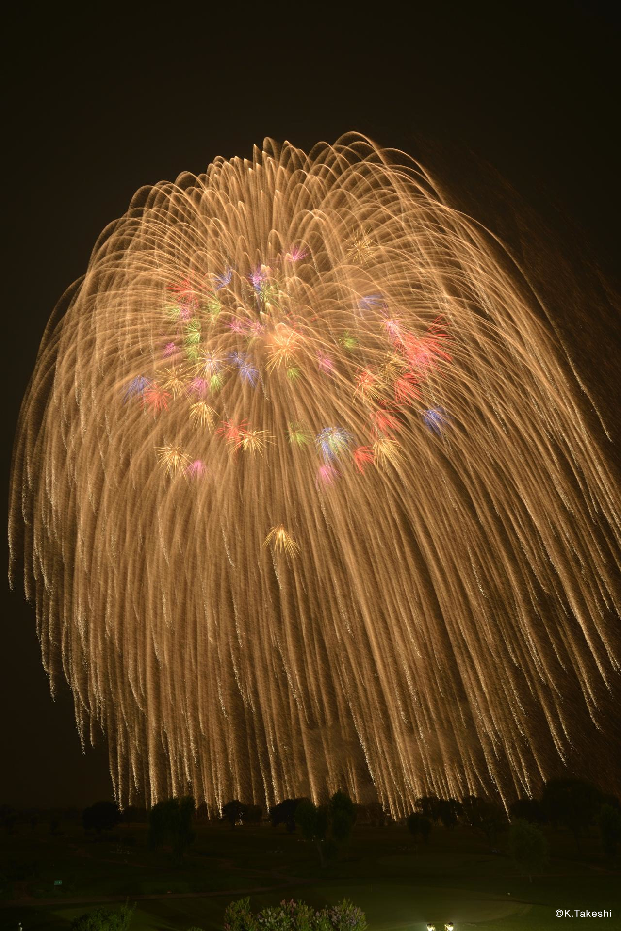 手のひらから夜空100Mへ！3号玉花火の値段・開花直径と尺玉の違い