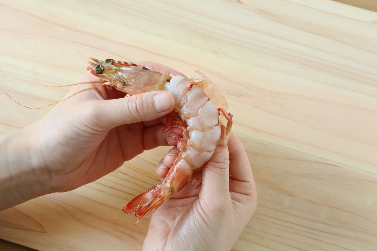 エビの剥き方決定版！手も臭わず一瞬でつるんと剥ける時短ワザ