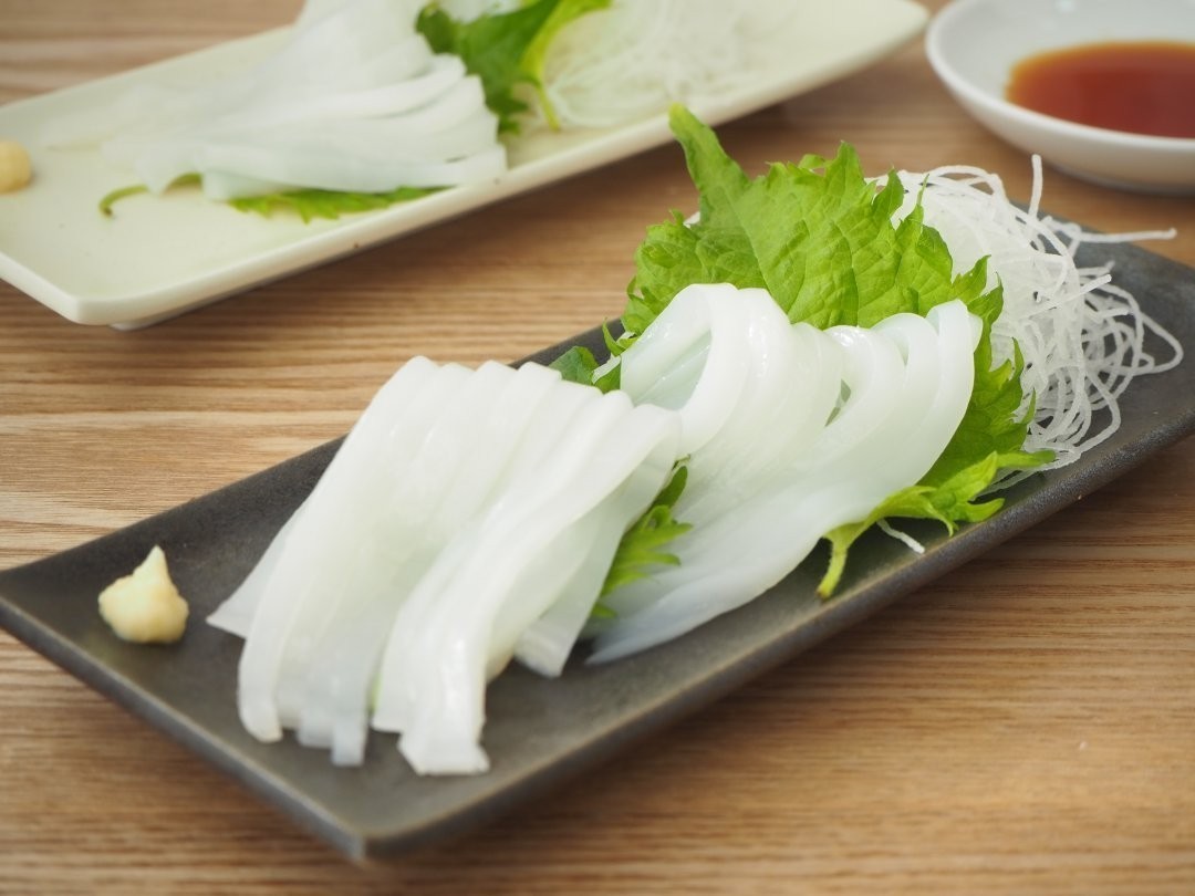 プロ直伝！イカの刺身の盛り付けが劇的に変わる料亭風飾り包丁の裏ワザ