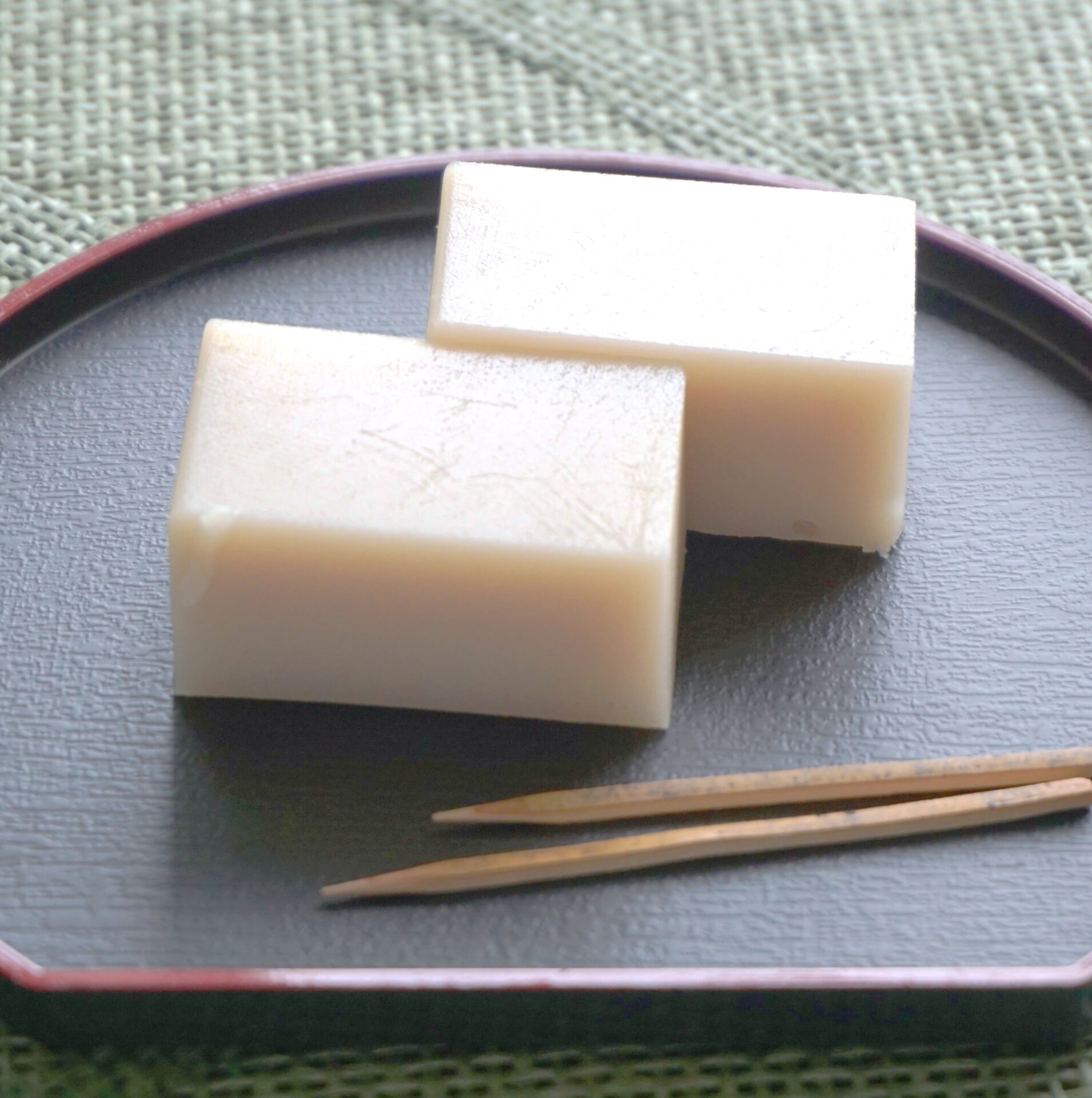 白羊羹が黒羊羹より高級な理由とは？希少な白小豆の秘密と名店の味