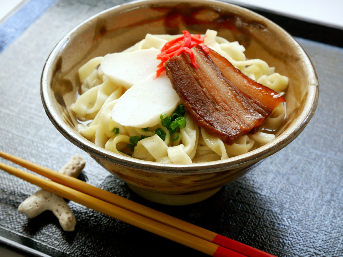本場の沖縄そばレシピ完全再現！身近な調味料でプロの味を作る秘密