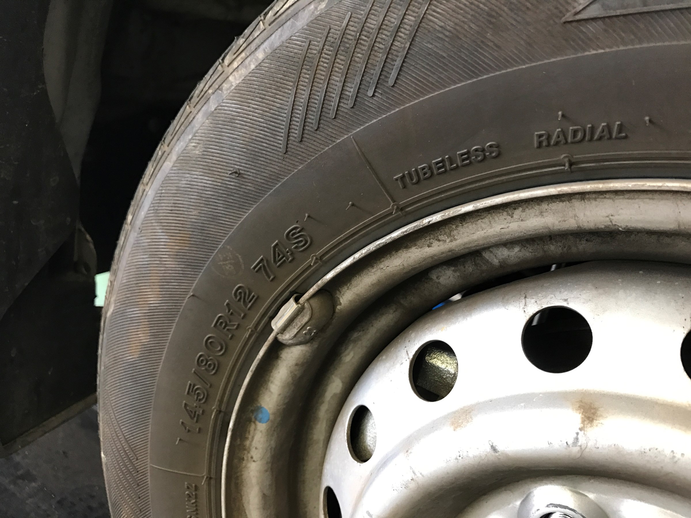 エブリィのタイヤサイズ完全攻略！車検落ちの罠と型式別適合の真相