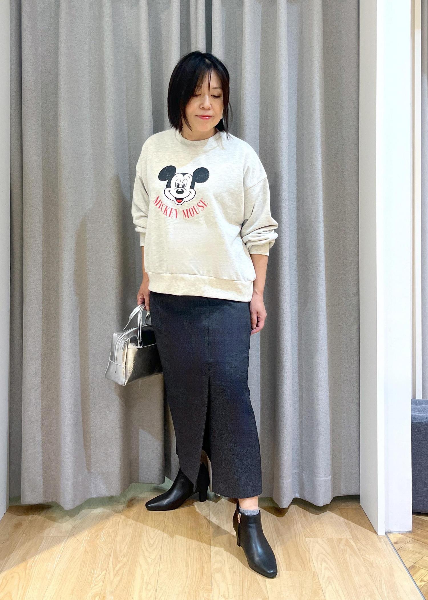 タイトスカート×スウェットで垢抜け！部屋着感を消す大人旬コーデ術