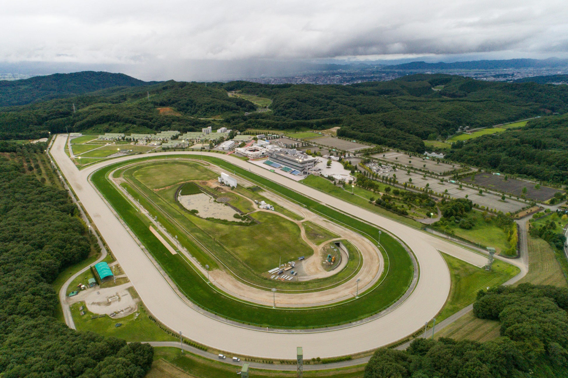 盛岡競馬場（Oroパーク）完全攻略2026！芝コースの罠と名物グルメ