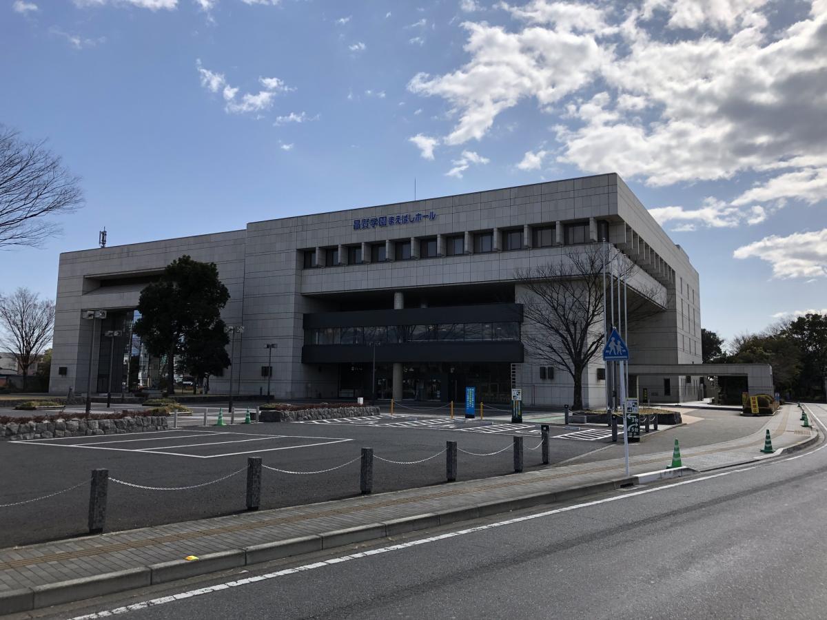 昌賢学園まえばしホールの座席見え方と駐車場混雑・アクセス徹底攻略