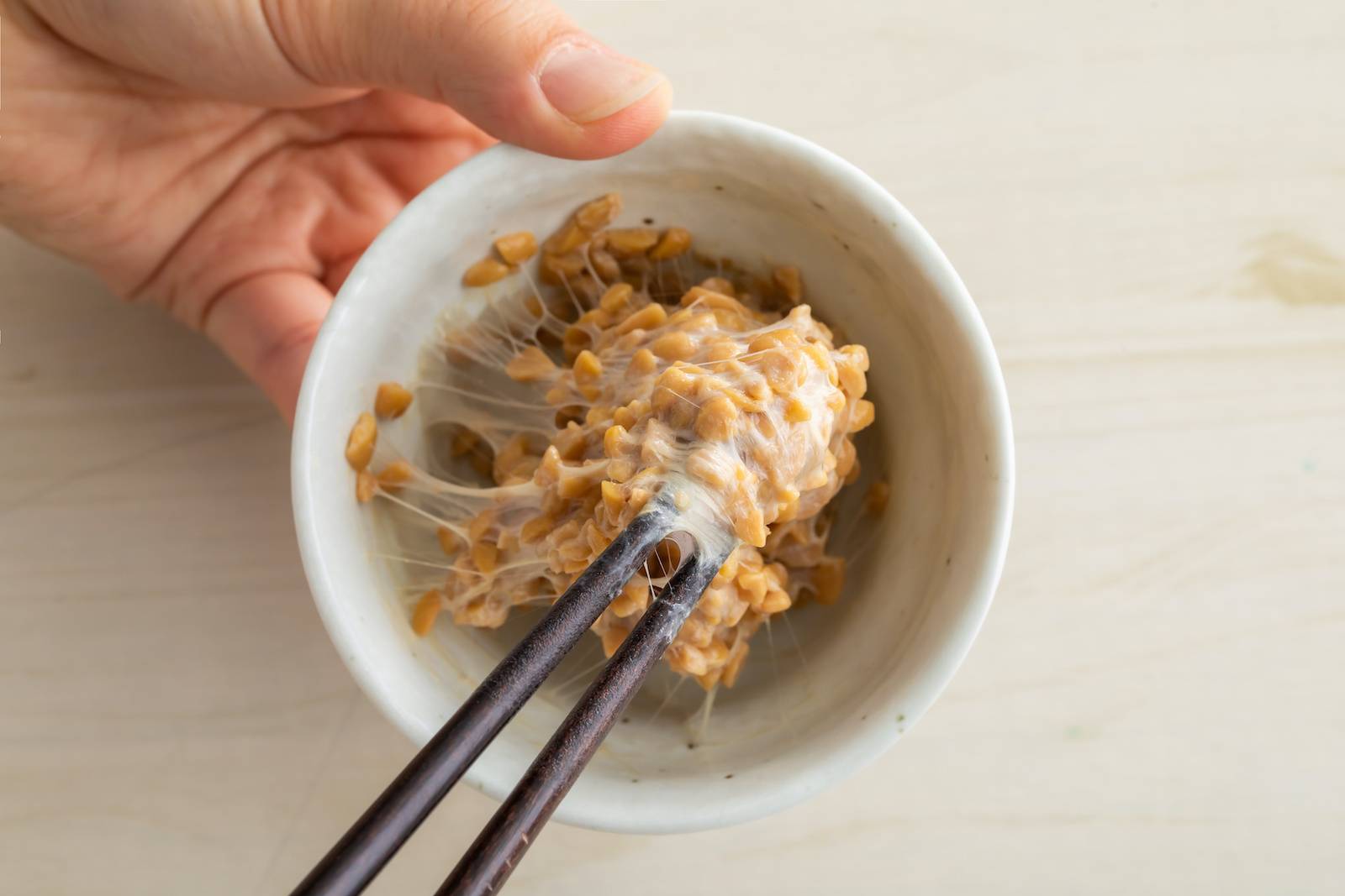 納豆はタレの前に混ぜるのが正解！旨味と粘りを激変させる科学的根拠