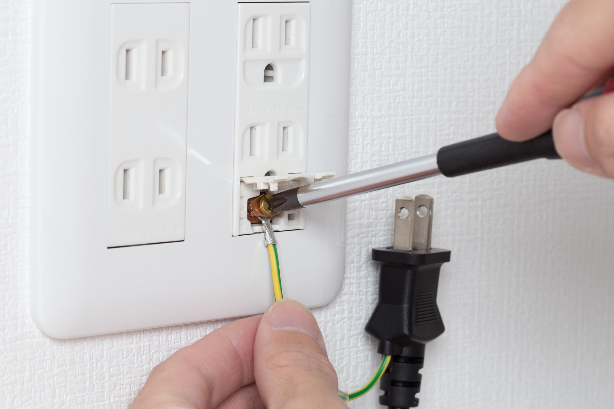 電子レンジのアース線は本当に必要？付けない危険性と賃貸の対処法