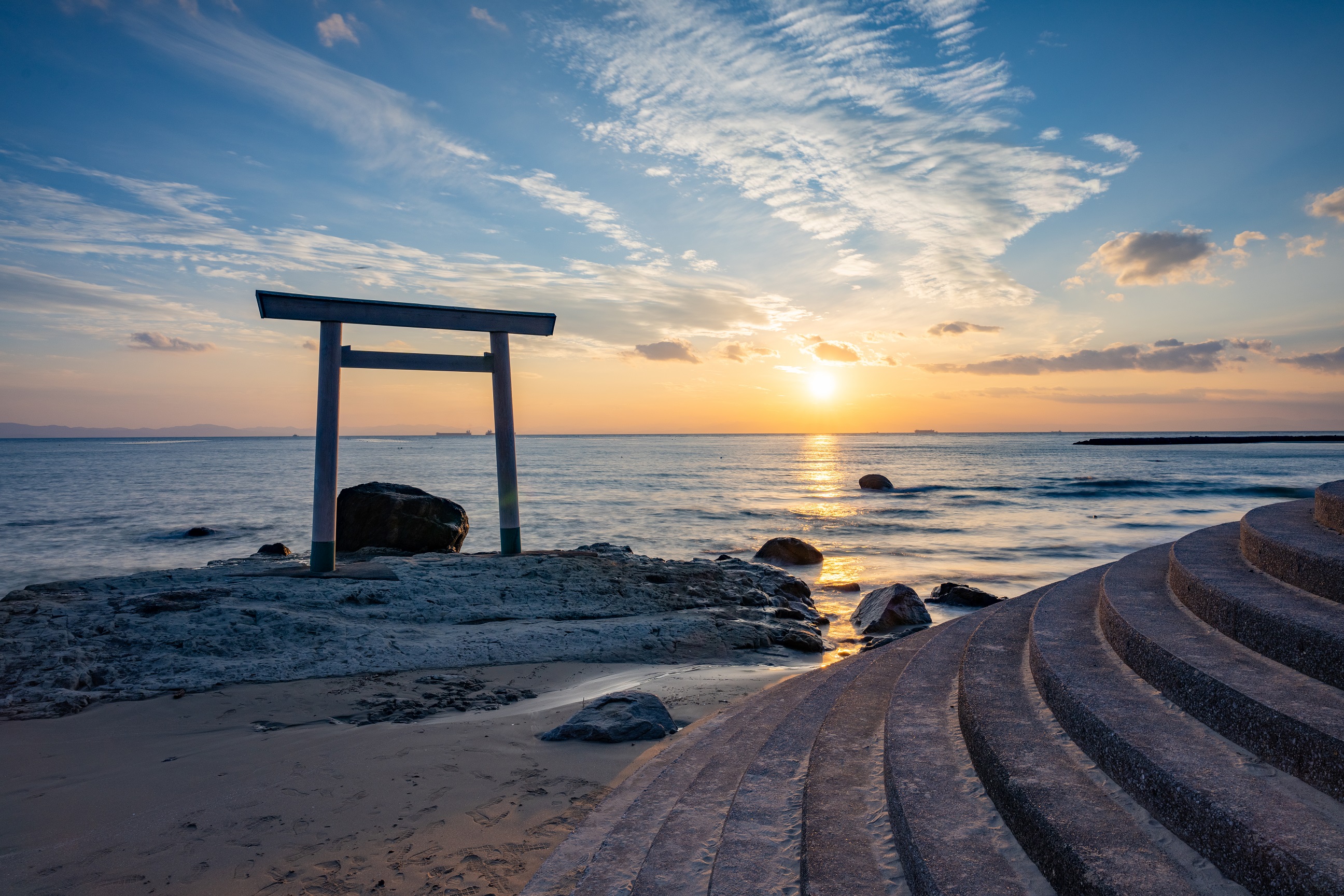 南知多つぶてヶ浦の鳥居と神話｜絶景の夕日・干潮と駐車場攻略2026