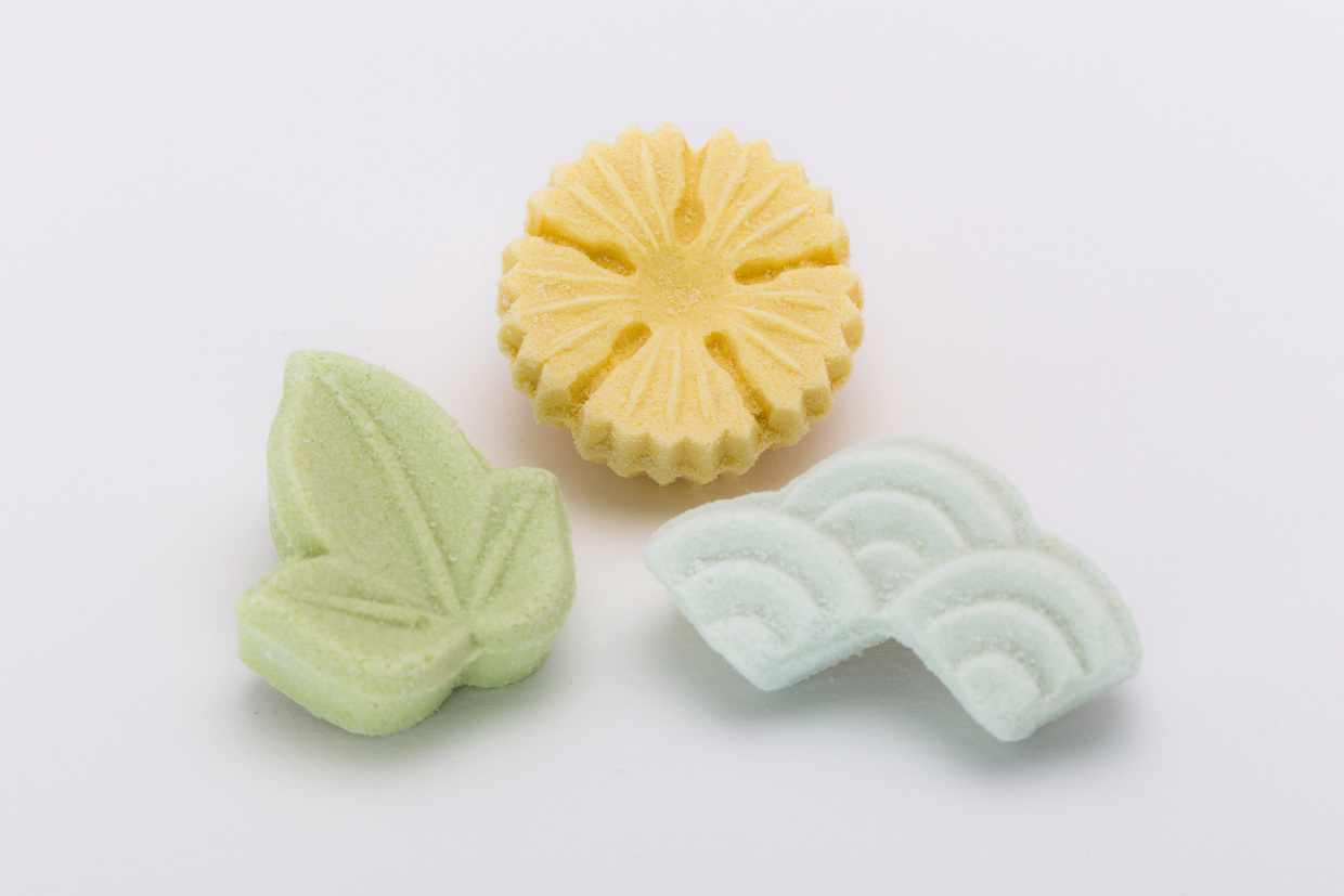 落雁とはどんな和菓子？お盆のお供え理由や和三盆との違いを徹底解説