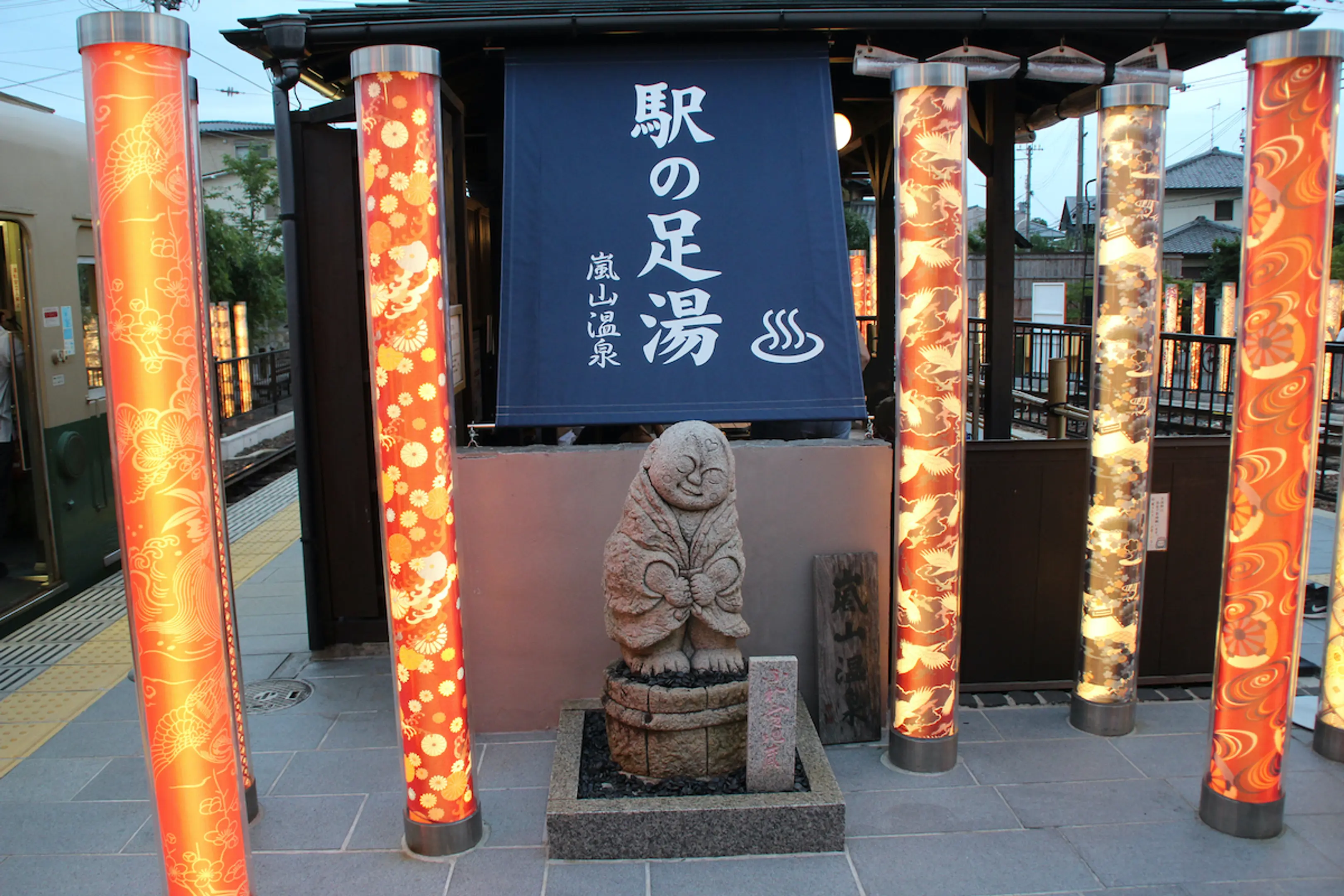 嵐電嵐山駅の足湯完全ガイド！料金・営業時間と手ぶら利用術