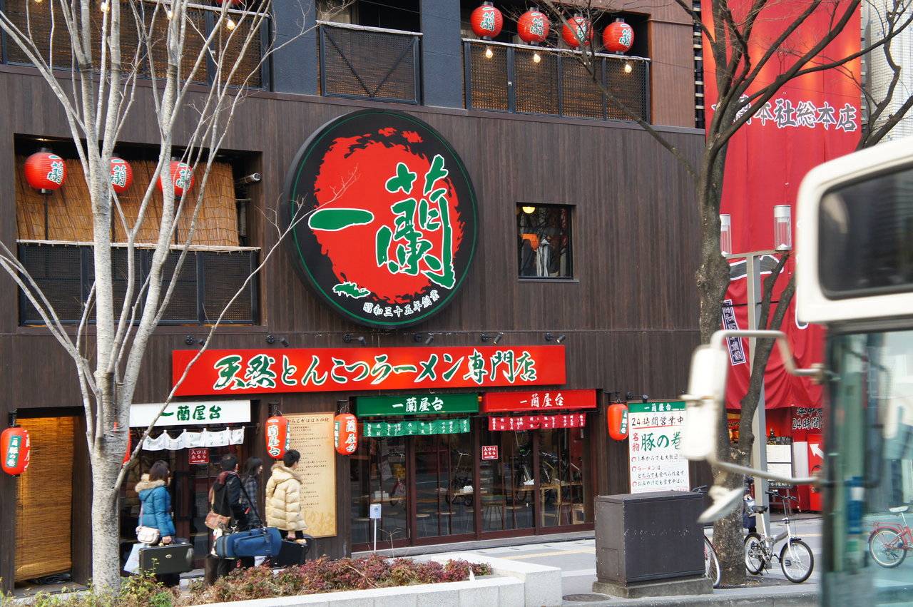 一蘭本社総本店の噂を追う！屋台とカウンターの違いや混雑回避術