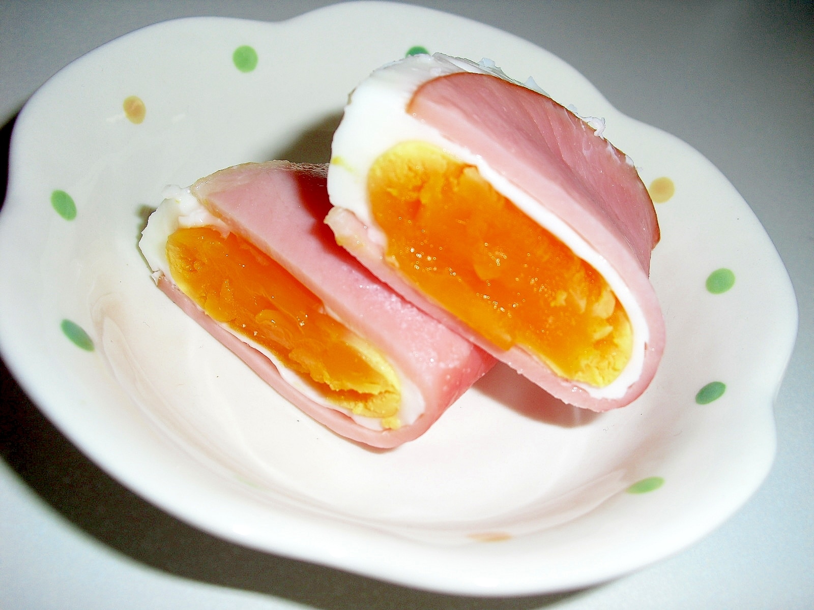 レンジでハムエッグを爆発させず半熟に！失敗しない加熱時間と裏技