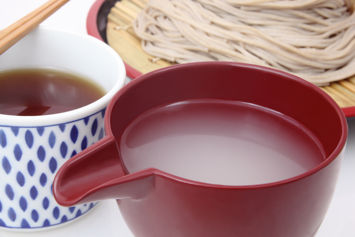 そば湯とはなぜ飲む？知らなきゃ損する栄養効果と美味しい作法