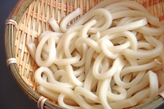「しこしこ」とはどんな食感？語源の真相ともちもちとの違いを解明