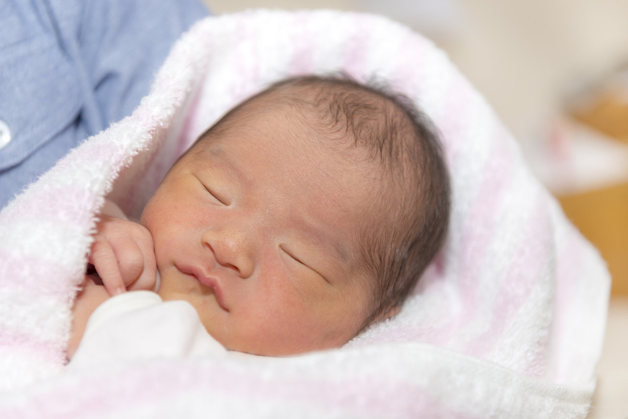 生まれたての赤ちゃんが泣き止まない真相！2026年最新の育児法まとめ