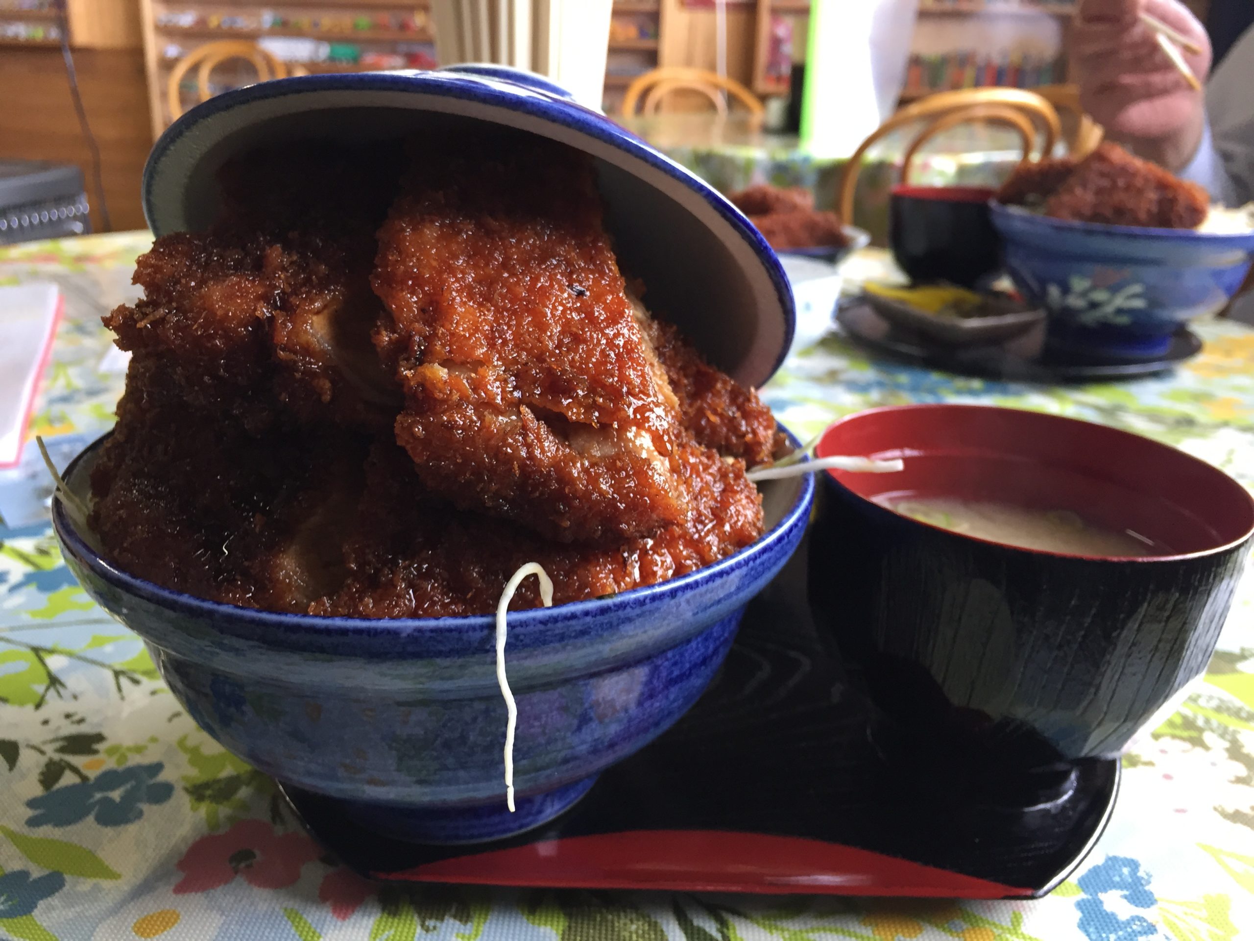 飯島町「志をじ」ソースカツ丼の全貌！デカ盛りとレトロ空間の真実