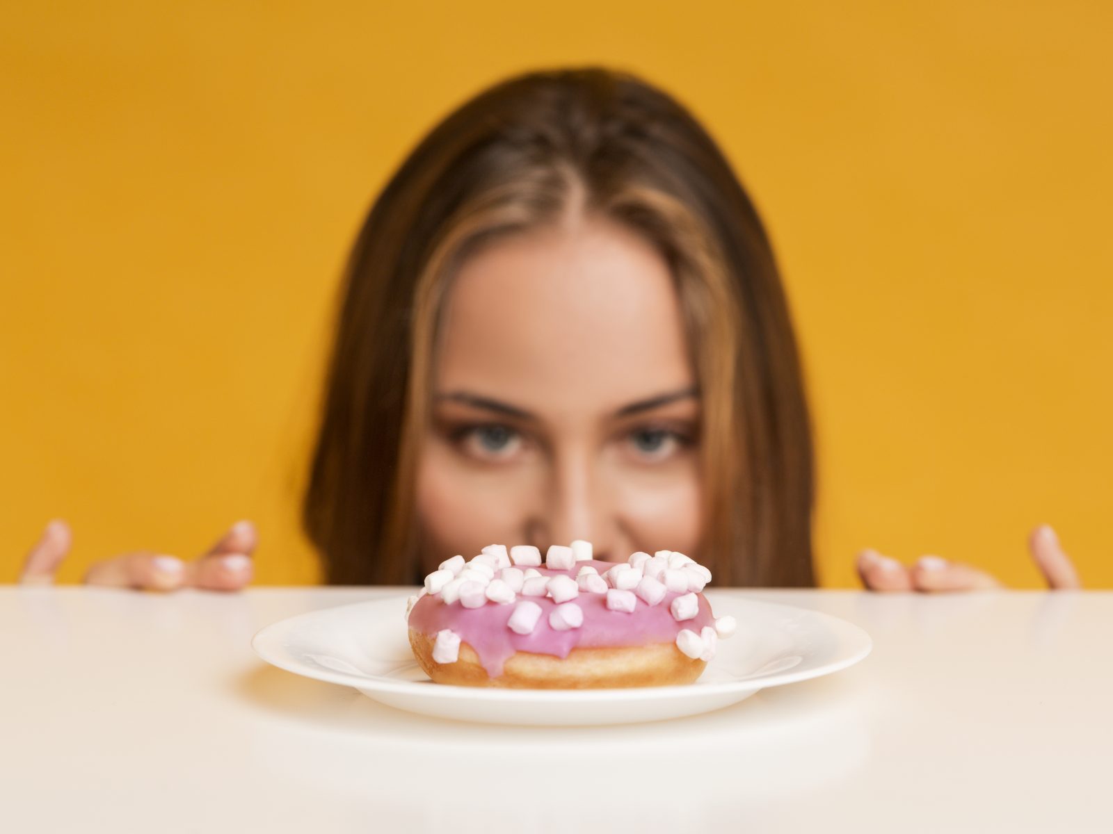 食べても食べてもお腹が空く女性へ！異常な食欲の真因と病気のサイン
