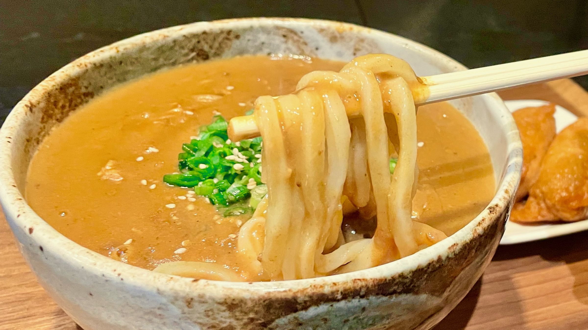 博多「葉隠うどん」行列の正体！ミシュラン絶賛の出汁とやわ麺を徹底解剖