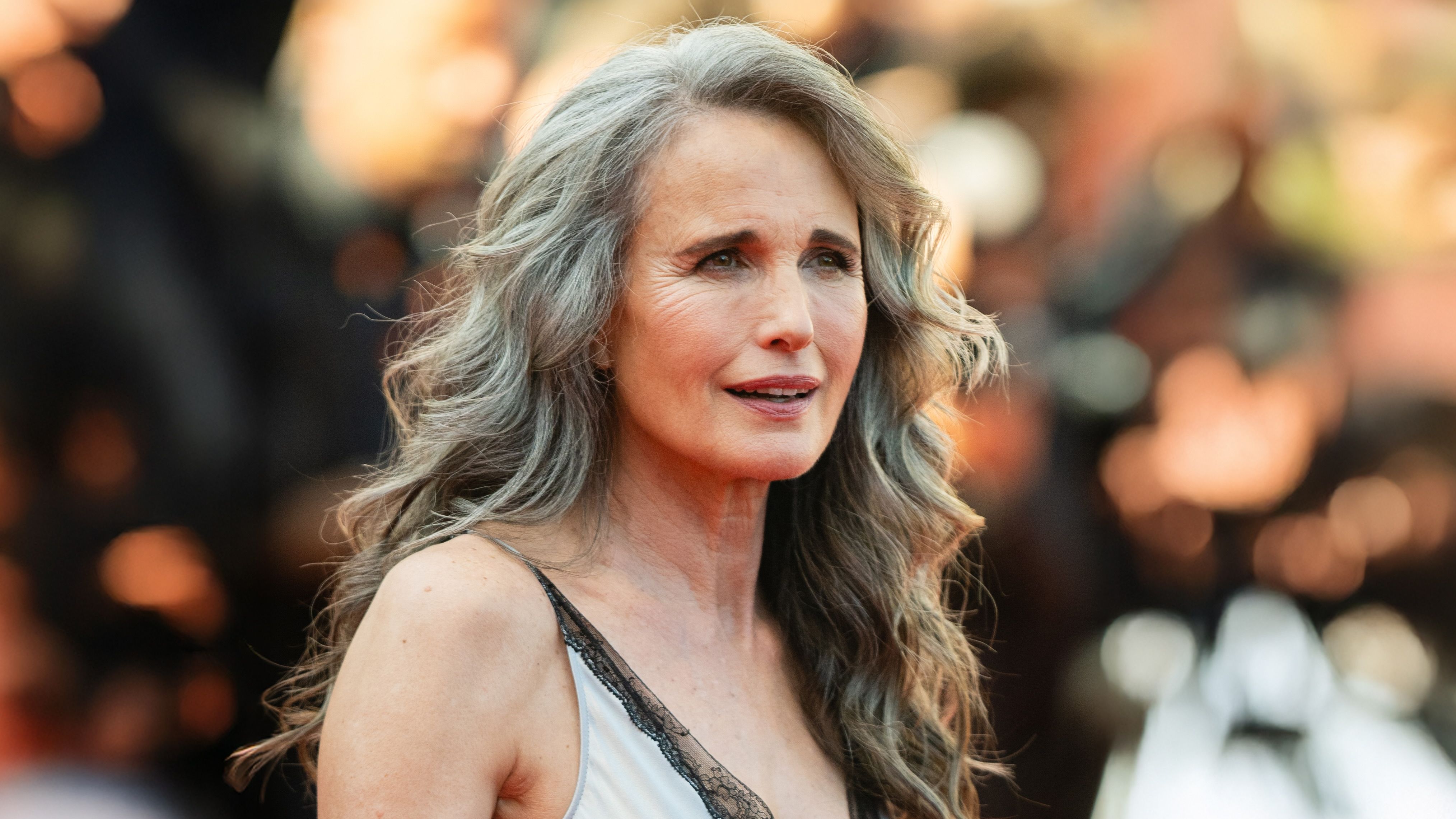 アンディ・マクダウェル現在の姿と娘との絆｜グレイヘア革命の真実