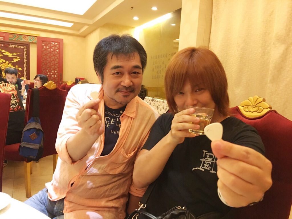 ローランドの父親は松尾洋一！勘当からポルシェ和解の真相と現在