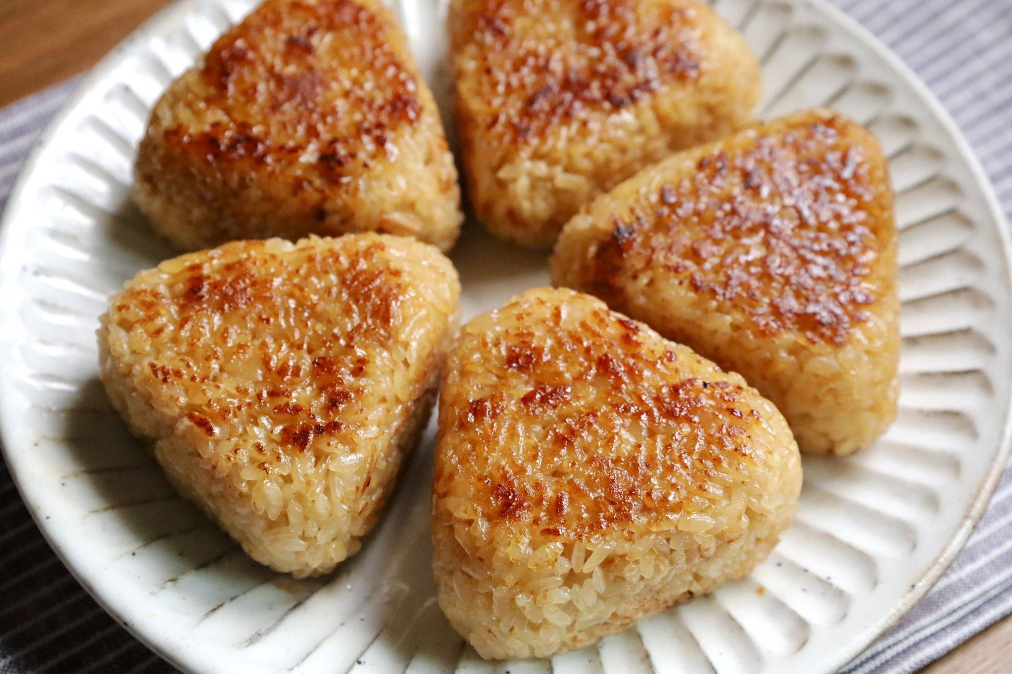 おにぎりはアルミホイルかラップか？冷めても旨い理由と食中毒の盲点