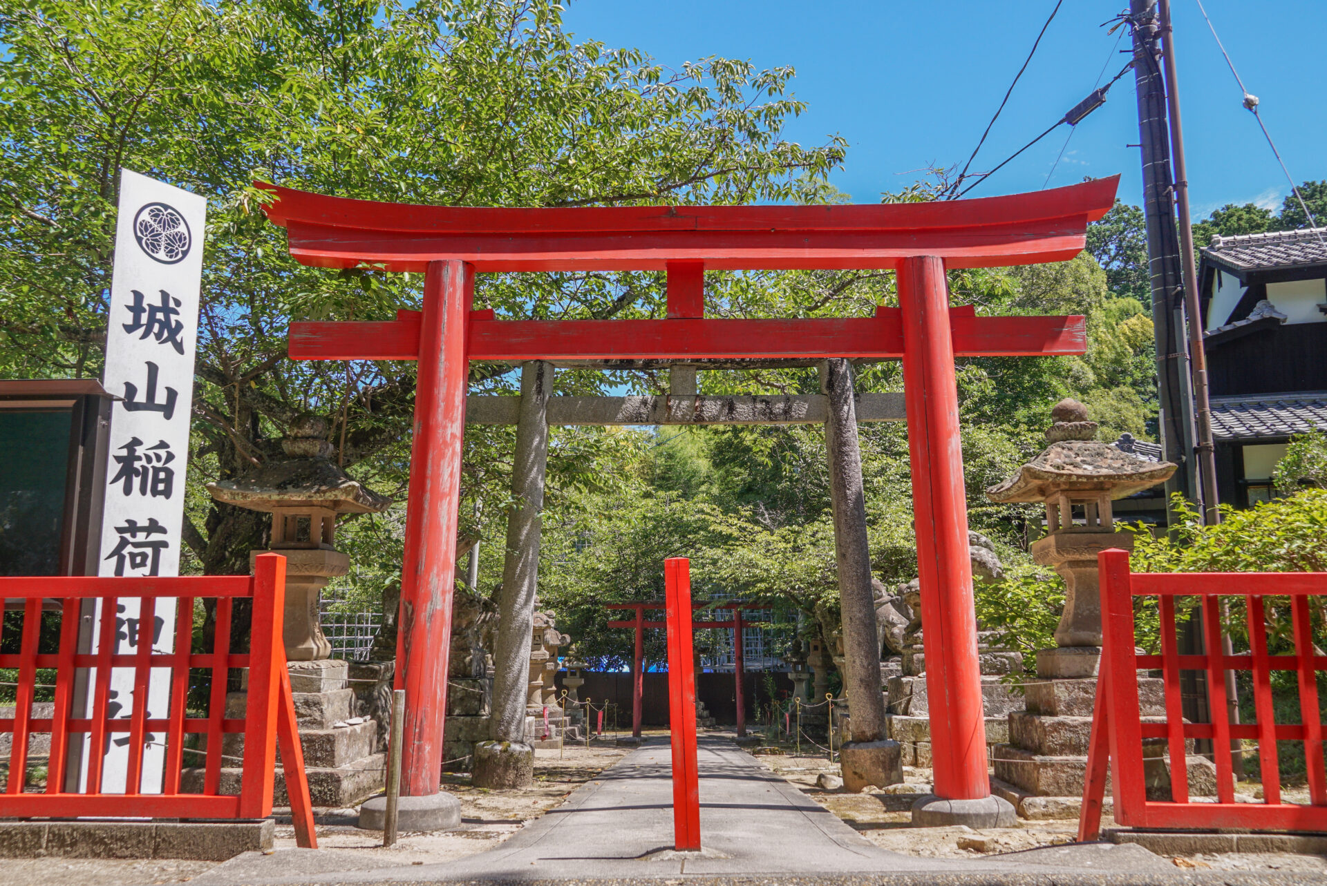 松江城の奥深き聖域・城山稲荷神社の真相｜無数の狐像と強力なご利益