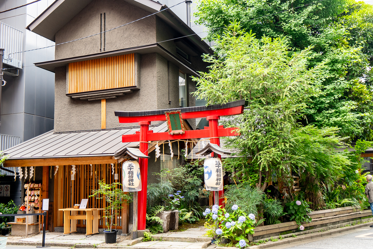 神保町・五十稲荷神社の歴史とご利益｜限定御朱印や猫の魅力を徹底取材