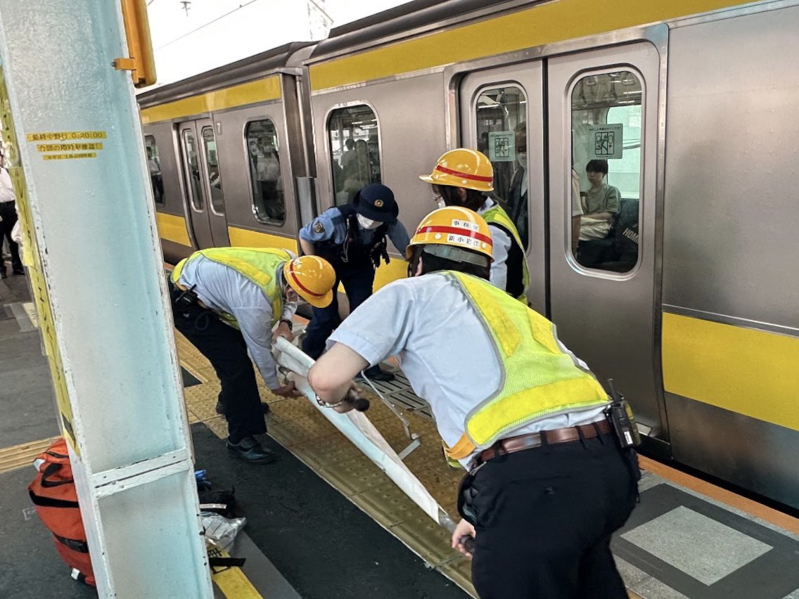 【緊急】新小岩駅の人身事故速報！総武線快速の運転再開と振替ルート