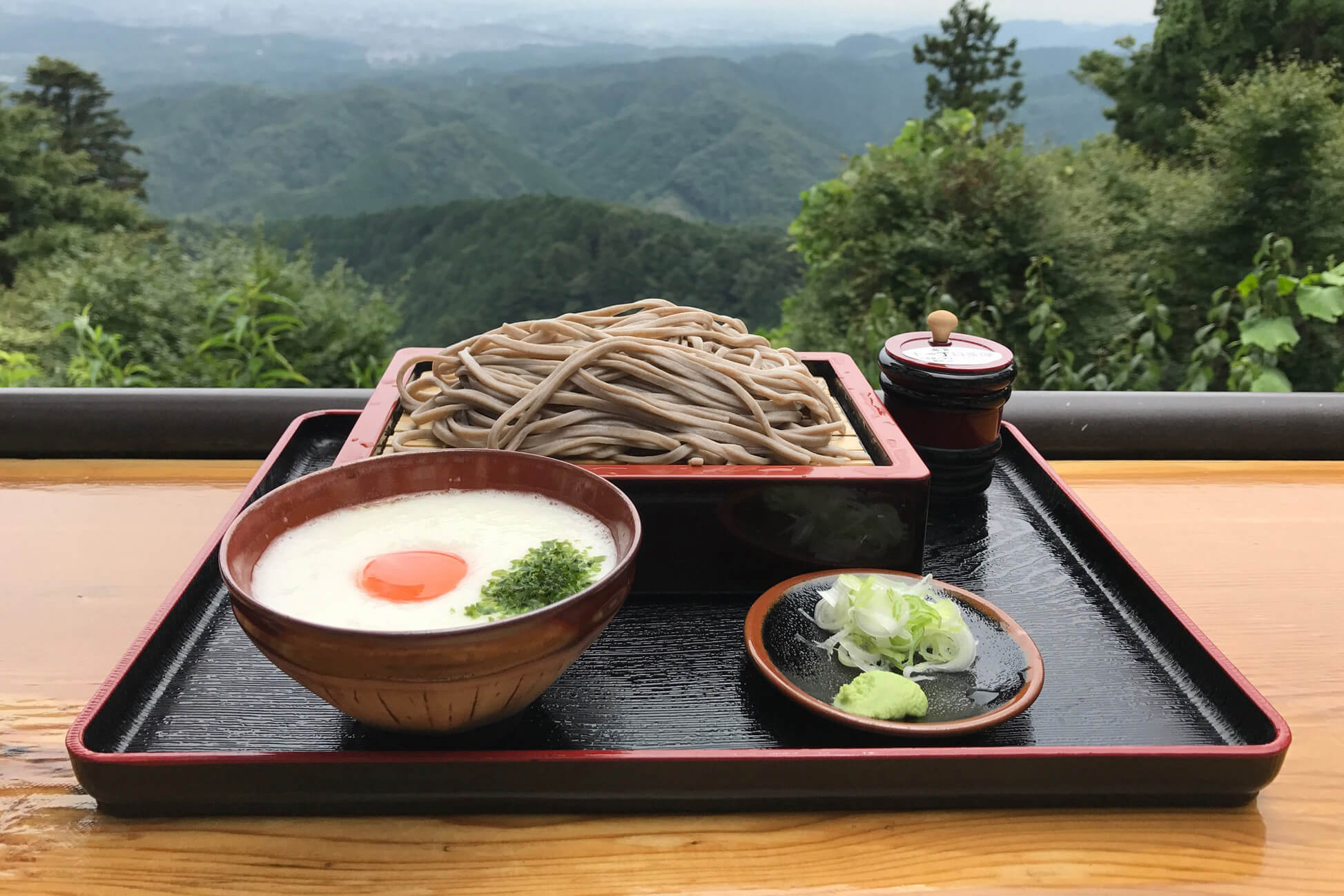 高尾山・十一丁目茶屋はなぜ人気？宮崎駿の噂と絶景テラスを徹底検証