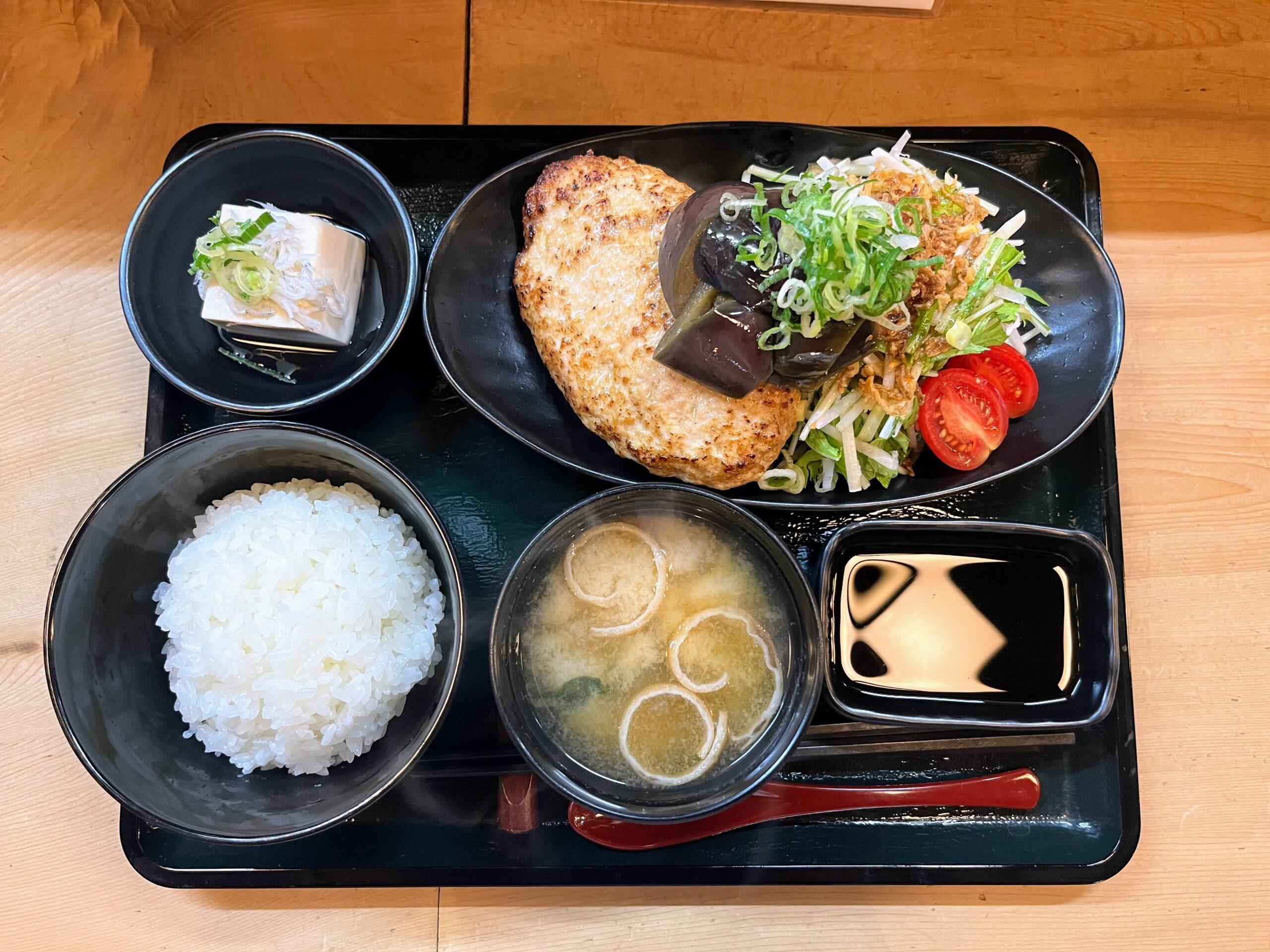 鎌倉六弥太の極上豆腐バーグに行列ができる理由と混雑回避術