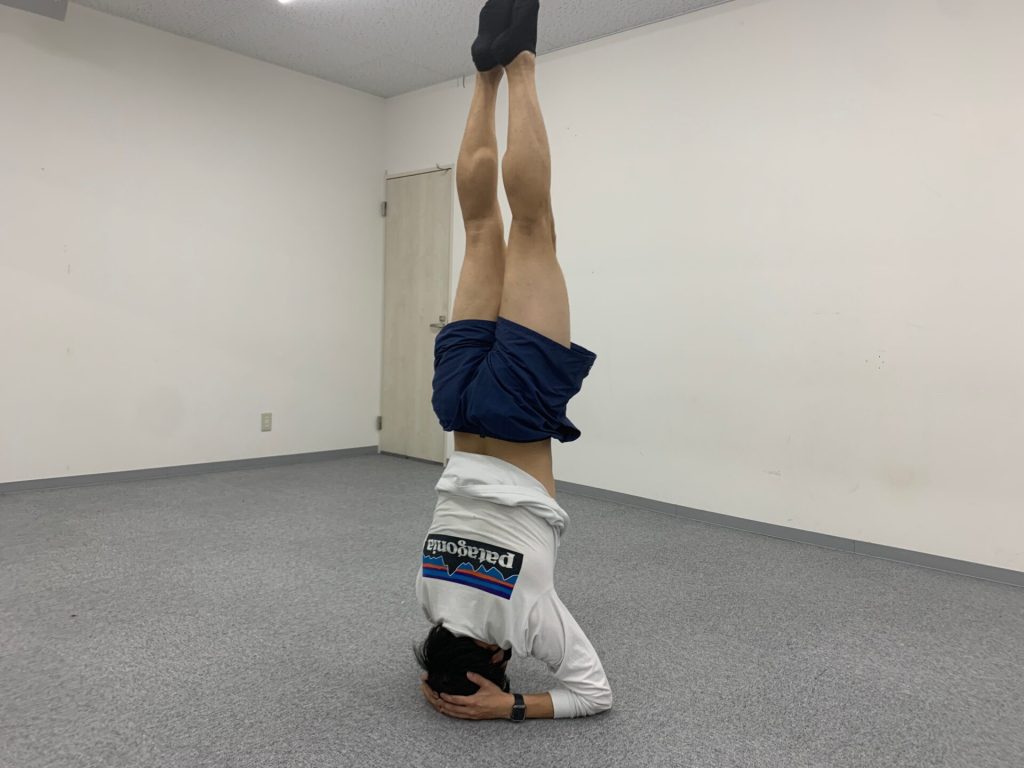 三点倒立のコツと正しいやり方｜首を痛めない安全手順と効果を徹底解説