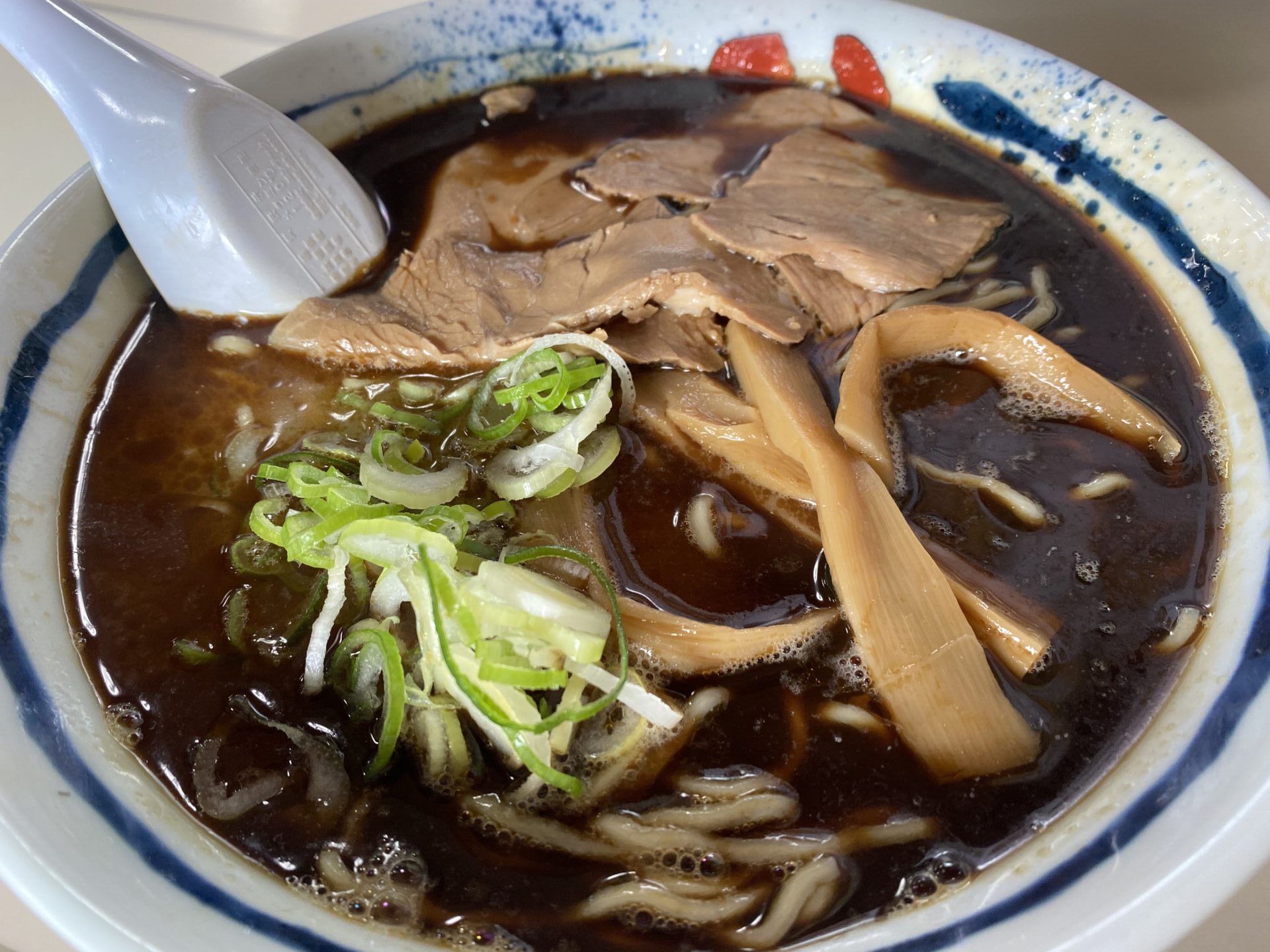 旭川ラーメン蜂屋の真実！焦がしラードの賛否と本店・創業店の違いを徹底解剖