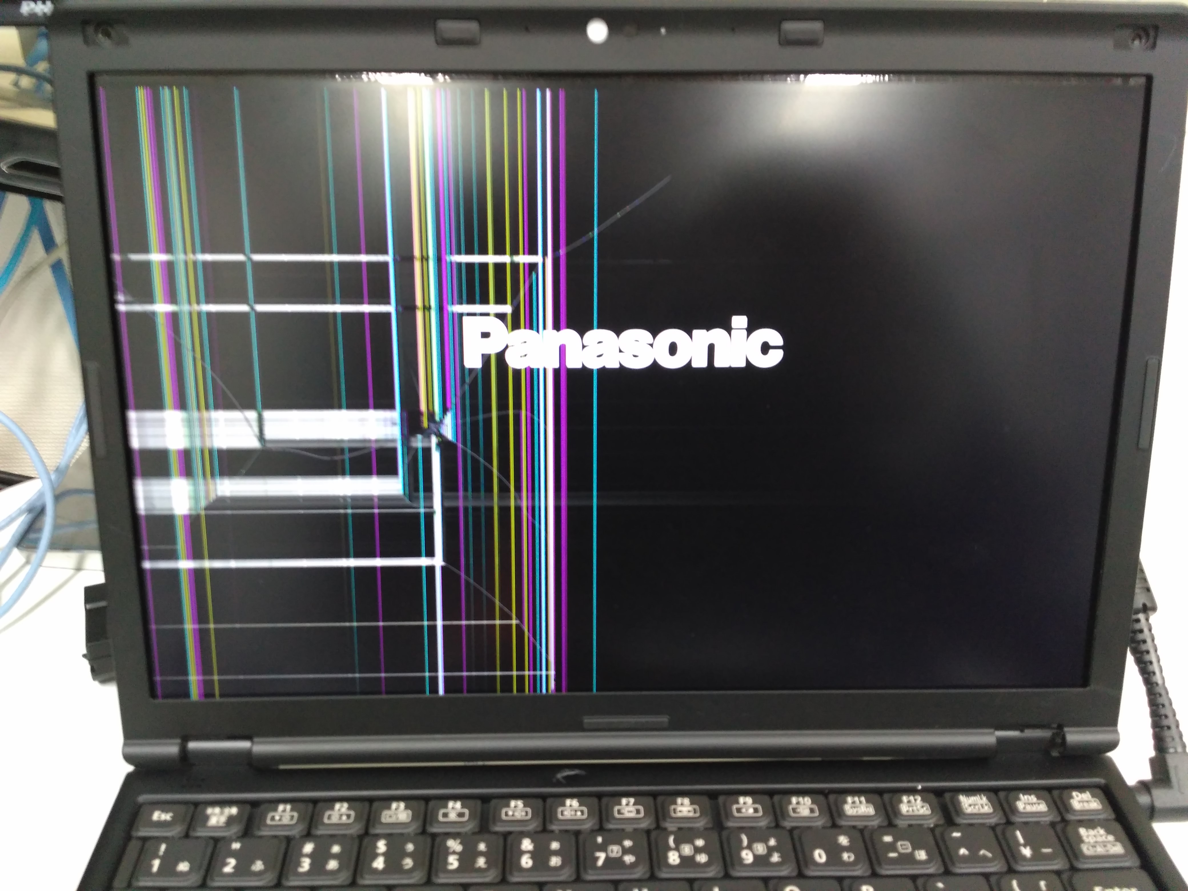 液晶に突然の線！原因と自力対処法・修理費用のリアル相場を徹底解説