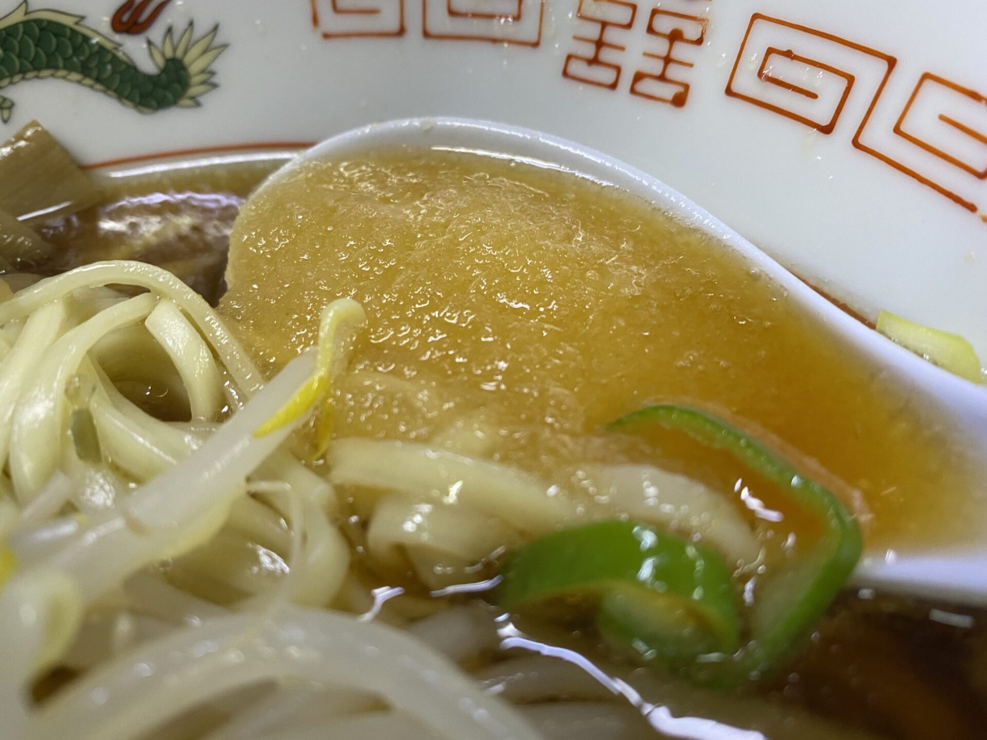 なぜ歌舞伎町で中毒者続出？新宿にんにくラーメンの衝撃真相と名店を徹底解説