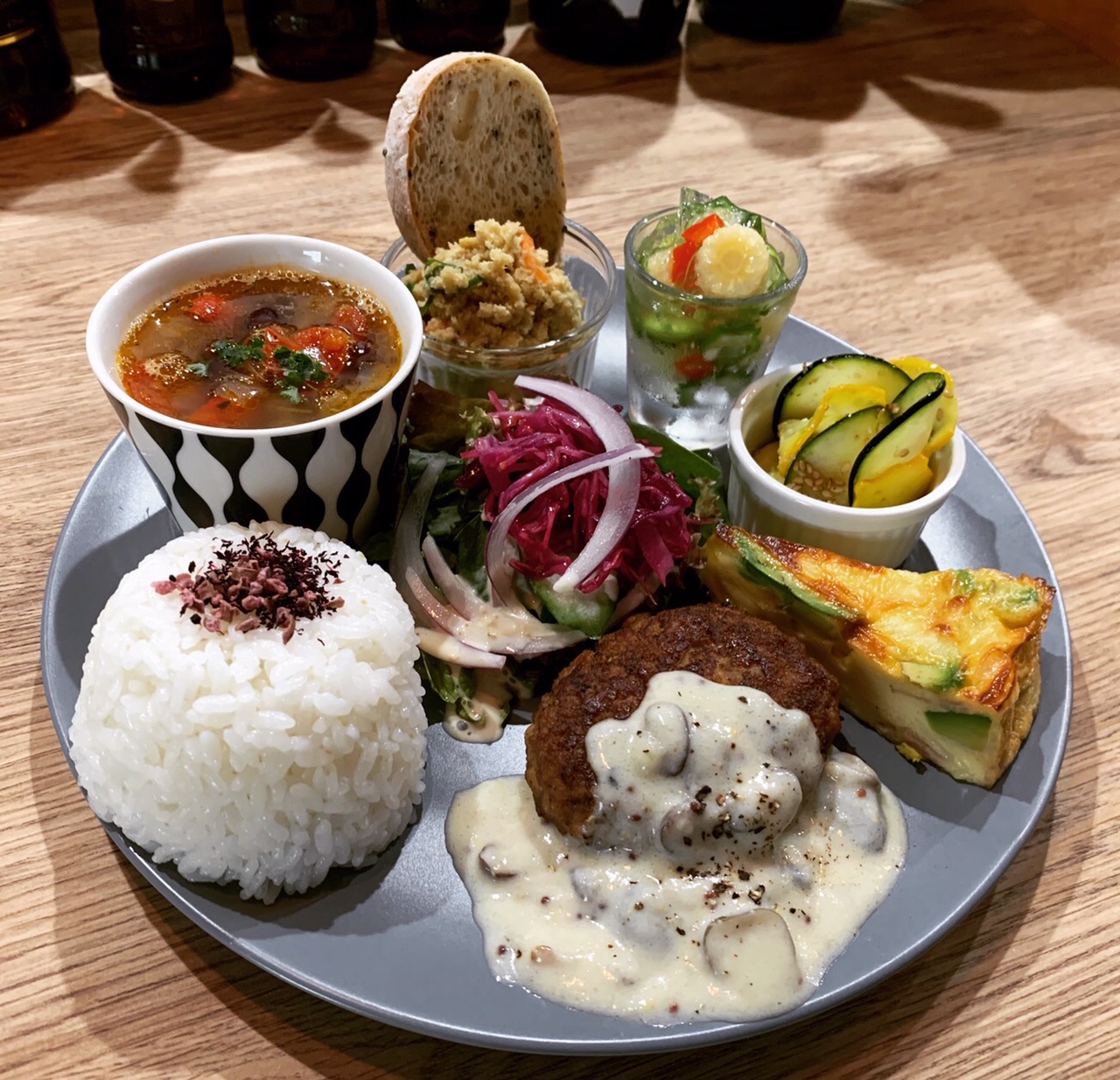 【2026年最新】「近く ランチ」の選び方が激変！タイパ・Ai検索・物価高時代を生き抜く名店発見術