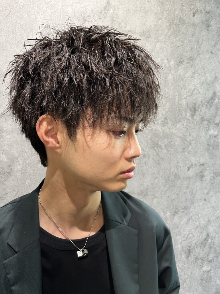 ツイストパーマ強めでチリチリ後悔？失敗回避の頼み方と人気メンズ髪型