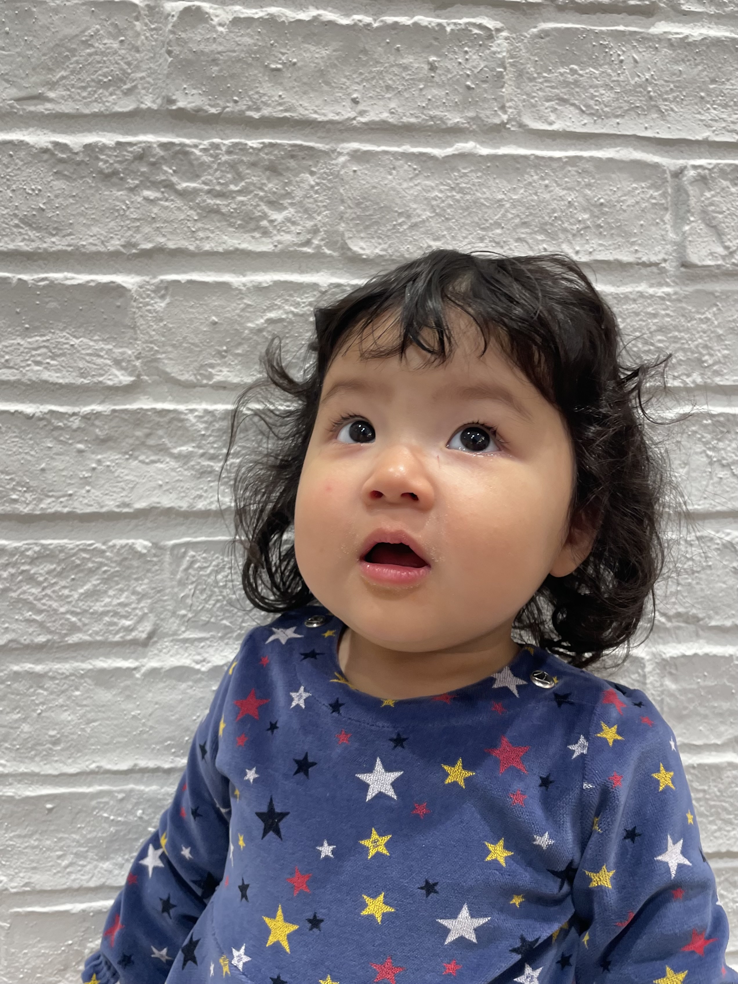 1歳女の子のくせ毛はどう扱う？切る伸ばすの判断基準と最新髪型術
