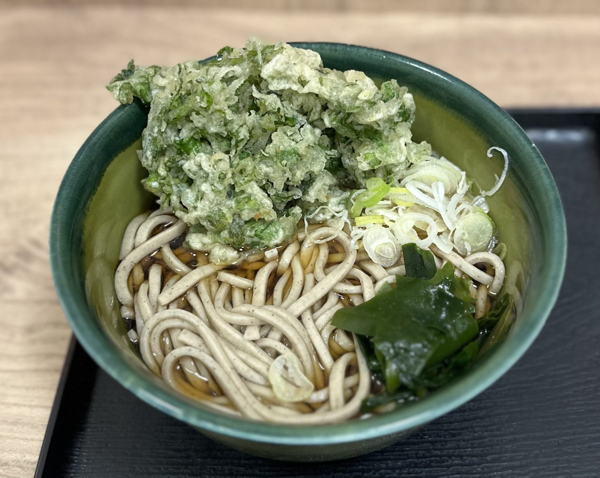 立ち食いカウンターの覇権争い2026——なぜ私たちは今、あの「濃い緑とほろ苦さ」に狂わされるのか