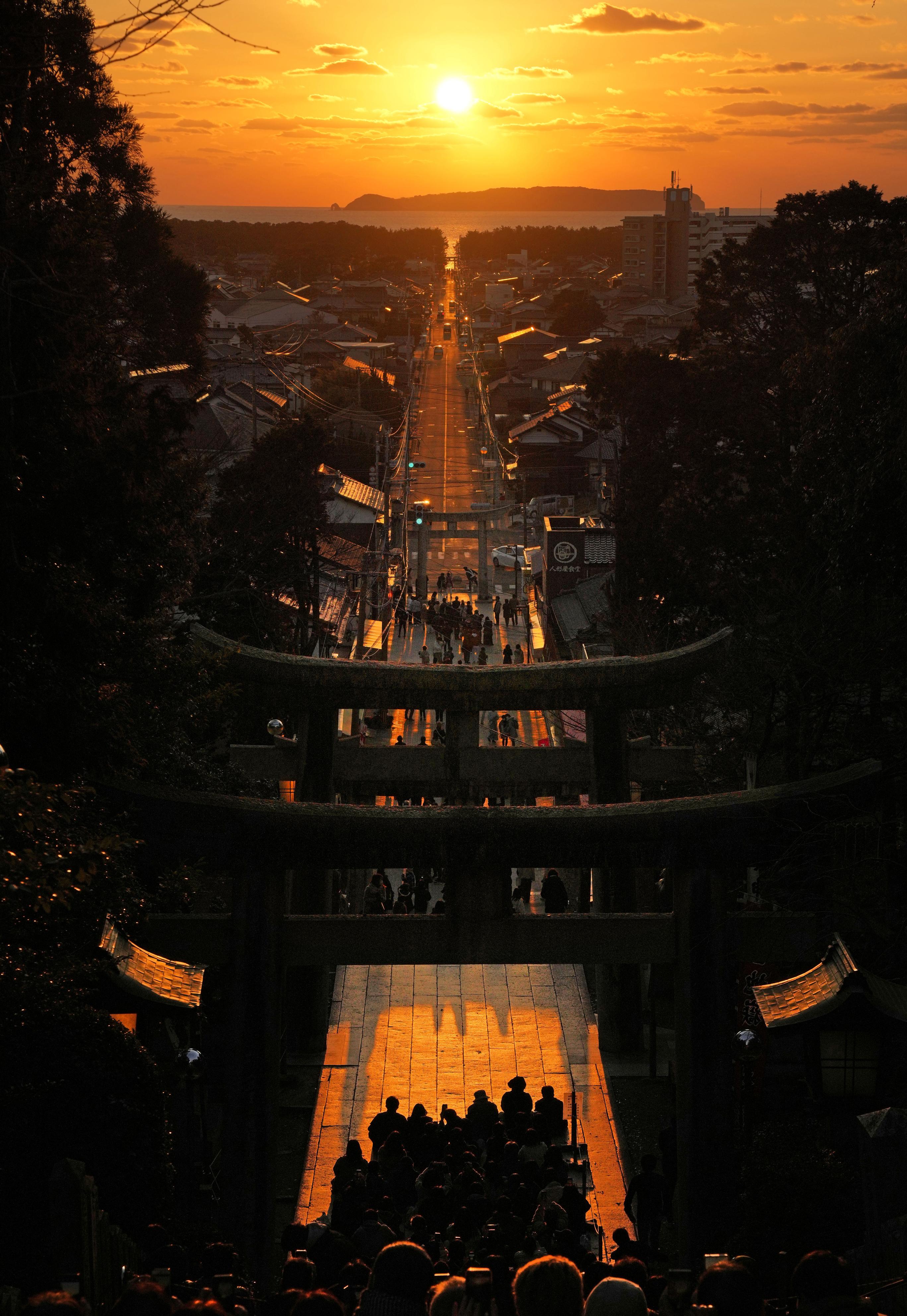 福岡の夕日神社はなぜ話題？光の道2026最新見頃と混雑の真相