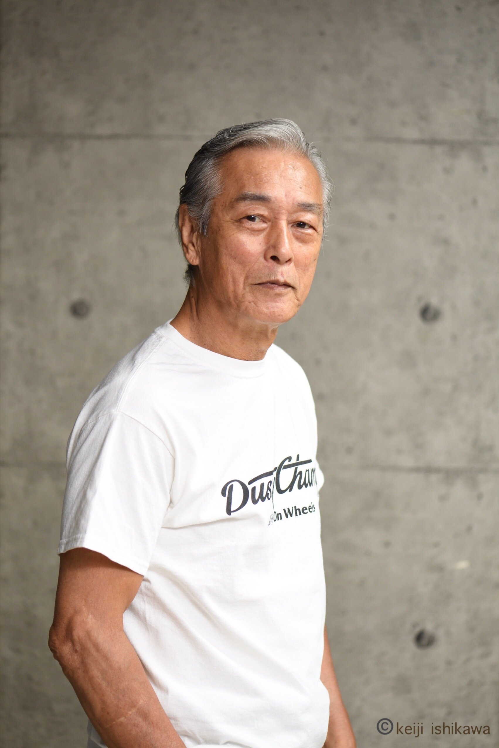 岩城滉一が魅せる男の美学！愛車と最新映画・ドラマの独占裏話