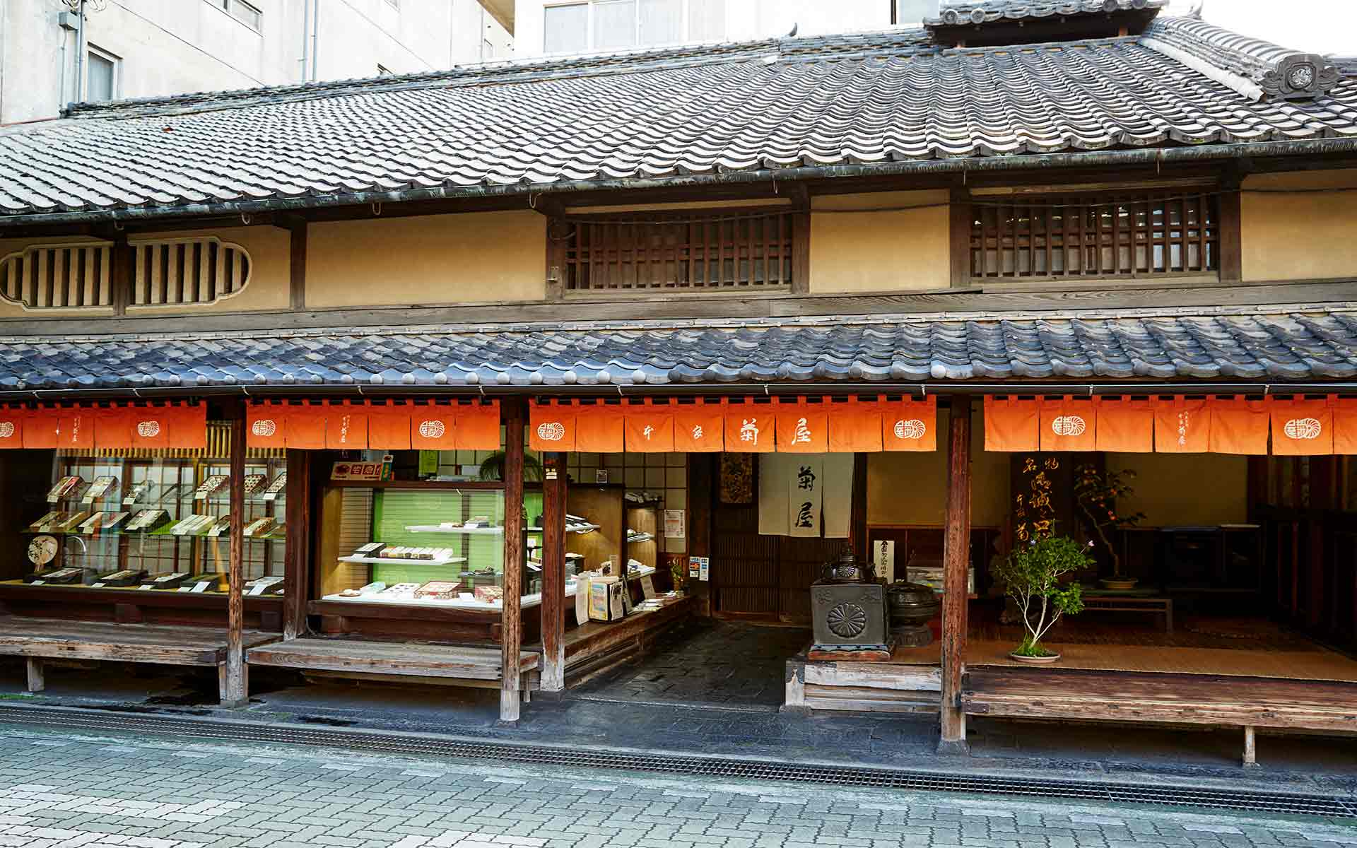 奈良・本家菊屋本店の魅力解剖！秀吉ゆかりの御城之口餅と名菓を検証