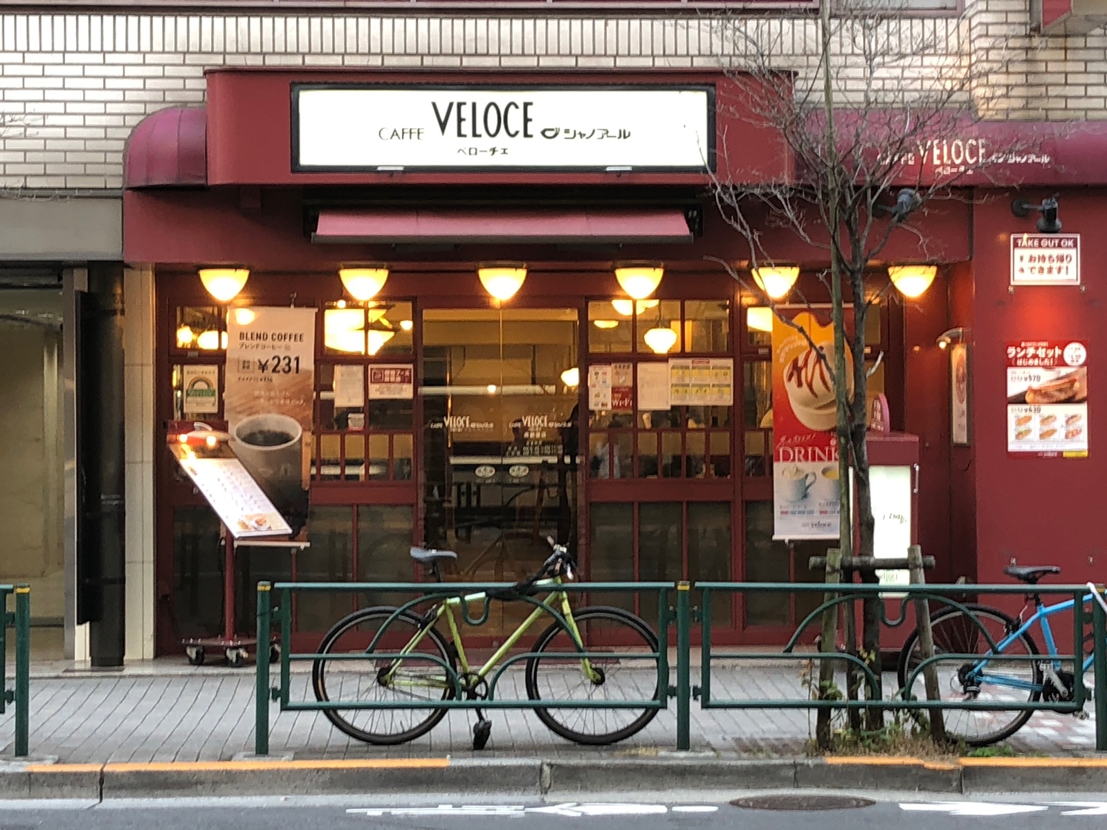 ベローチェ南新宿店は作業の穴場？電源・混雑と喫煙設備を調査【2026】